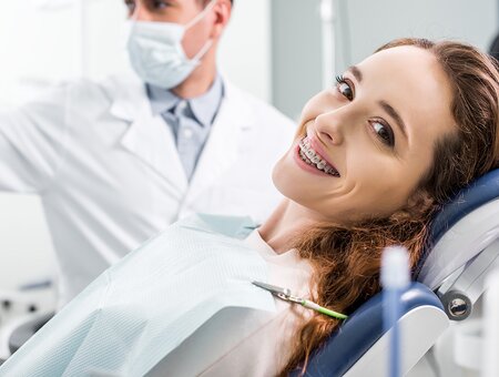 Aparatić za zube u odrasloj dobi: Sve što moraš znati o ortodontskoj terapiji