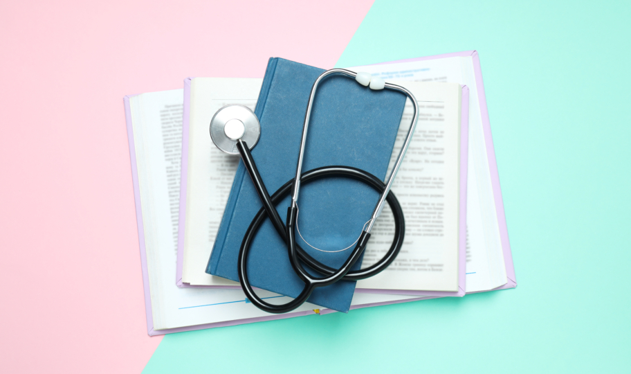 Koncept zdravstvenog rječnika, stetoskop na knjigama