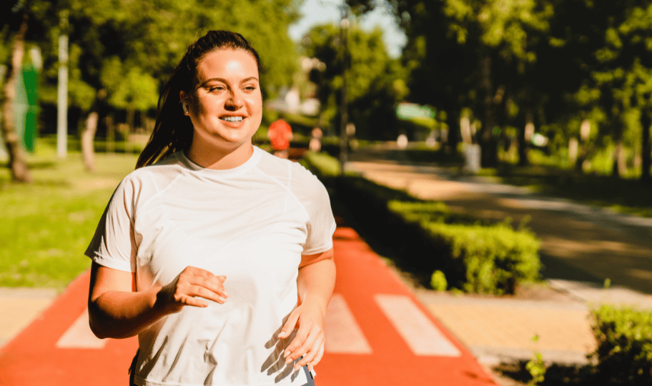 bucmasta mlada žena trči po atletskoj stazi