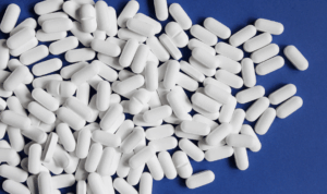 Bijele tablete na plavoj podlozi