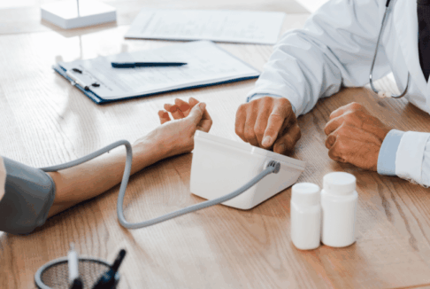 Liječnik pacijentu mjeri krvni tlak