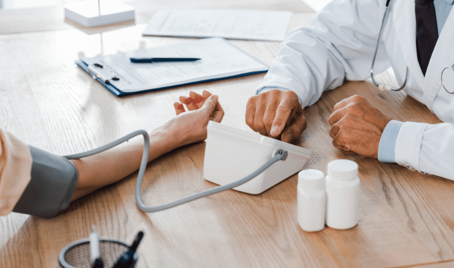 Liječnik pacijentu mjeri krvni tlak