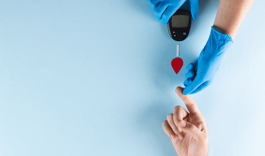 Ruke liječnika u rukavici s glukometrom koji mjeri šećer u krvi kod bjelkinje