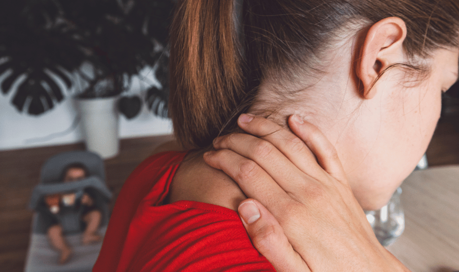 krupni kadar mlade žene koju boli vrat