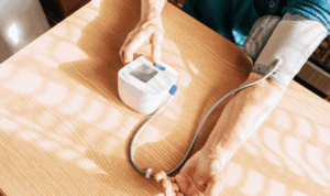 Muškarac si mjeri tlak