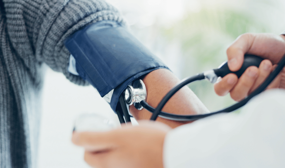 liječnik mjeri tlak pacijentu