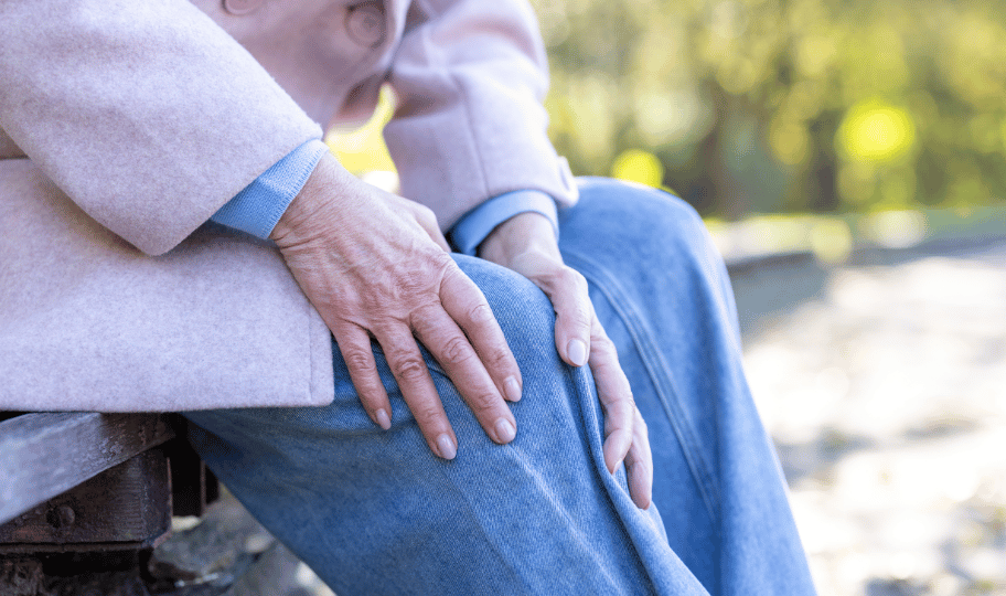 krupni kadar starije osobe koja se drži za bolno koljeno