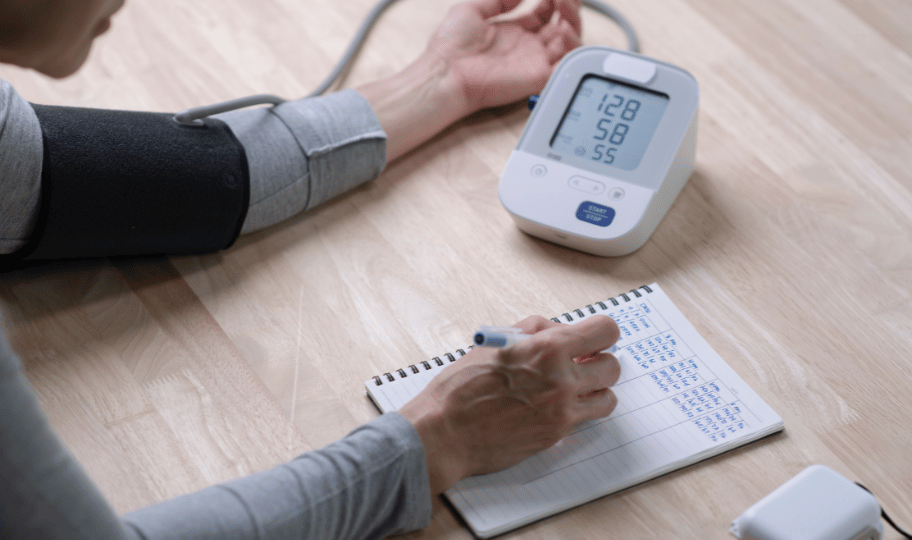 žena mjeri tlak i vodi dnevnih mjerenja tlaka