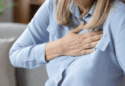 žena se drži za prsa, ima simptome GERB-a ili žgaravice