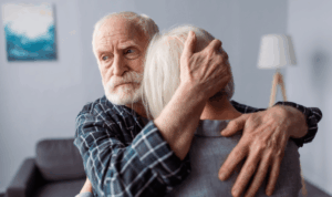 stariji bračni par u zagrljaju