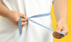 muškarac mjeri opseg struka, nenamjerni gubitak težine