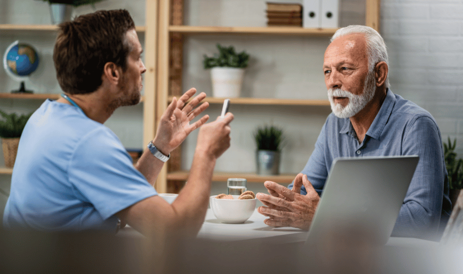 stariji muškarac razgovara s liječnikom, ak debelog crijeva