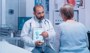 liječnik razgovara sa starijom pacijenticom o osteporozi