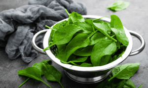 svježi špinat u cjedilu