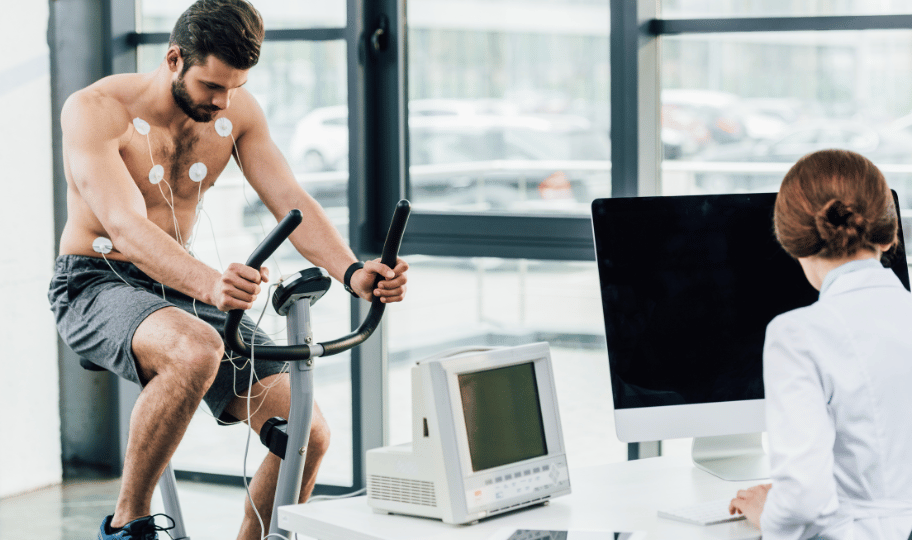 zgodni muškarac, sportaš bez majice na spiroergometriji