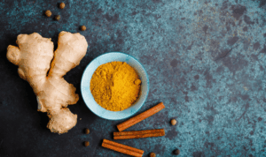 kurkuma u prahu, krojen đumbira i cimet na plavoj podlozi