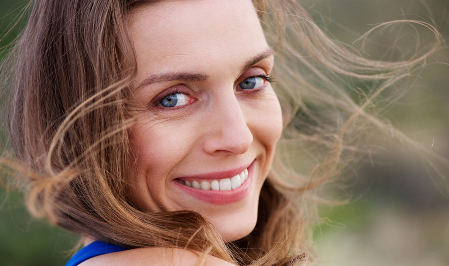 portret nasmijane žene zdravih zubi