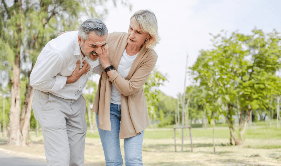 Muškarac doživljava infarkt u šetnji u prirodi, a žena m u pomaže