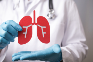 Zdravstveni djelatnik u ruci drži papirnati model pluća