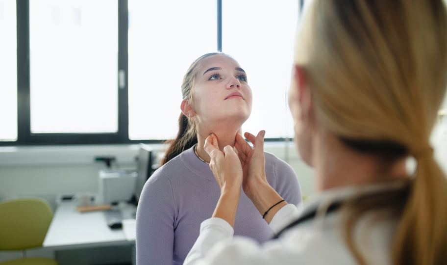 Liječnica opipava vrat i limfne čvorove djevojke