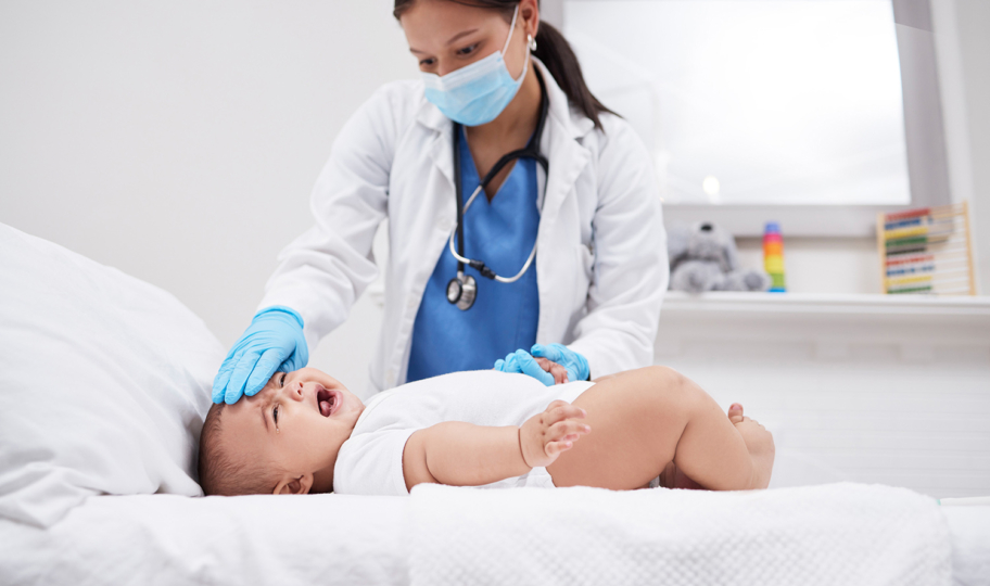 Liječnica pregledava bebu koja plače
