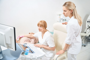 Dvije zdravstvene djelatnice u orginaciji izvode ultrazvuk štitnjače na ženi