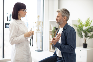 Muški pacijent razgovara s liječnicom