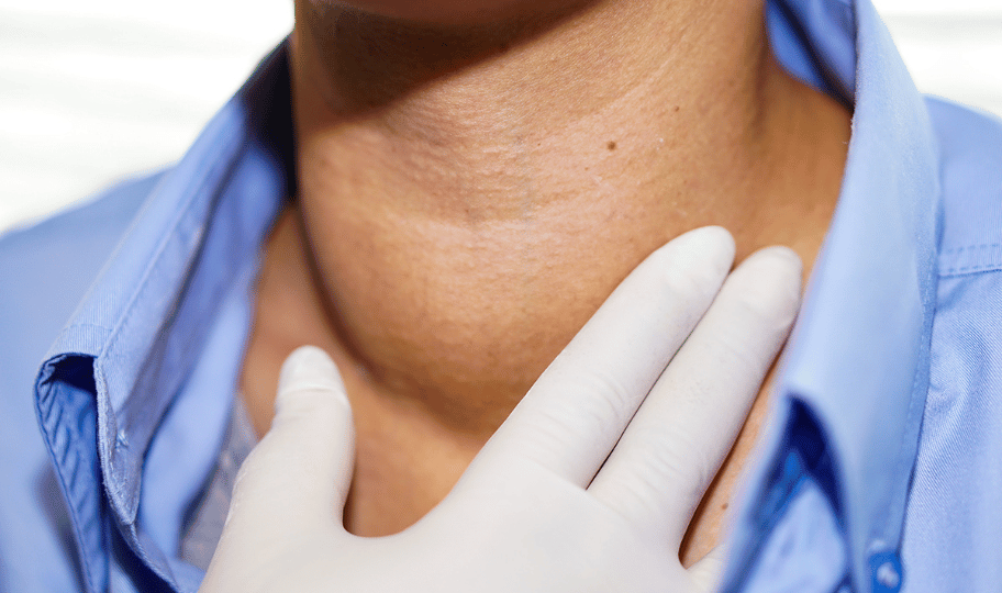 Krupni kadar ženine štitnjače i ruke zdravstvenog djelatnika, ilustracija pregleda štitnjače