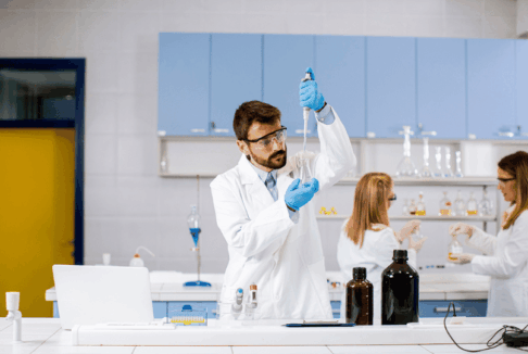Laboratorijski tehničar u laboratoriju radi ispitivanja