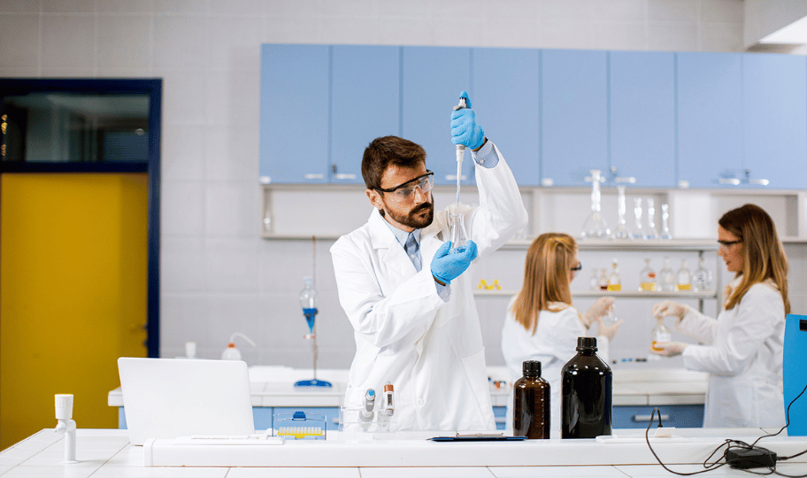 Laboratorijski tehničar u laboratoriju radi ispitivanja