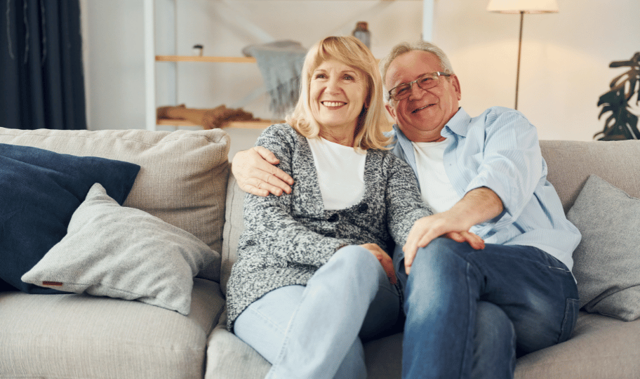 sretni stariji par sjedi na kauču