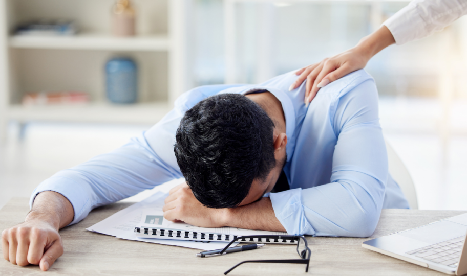 umorni muškarac spava na poslu za radnim stolom