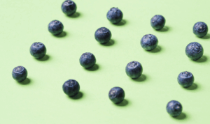 geometrijski posložene borovnice na zelenoj podlozi