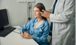 mlada žena na audiometriji