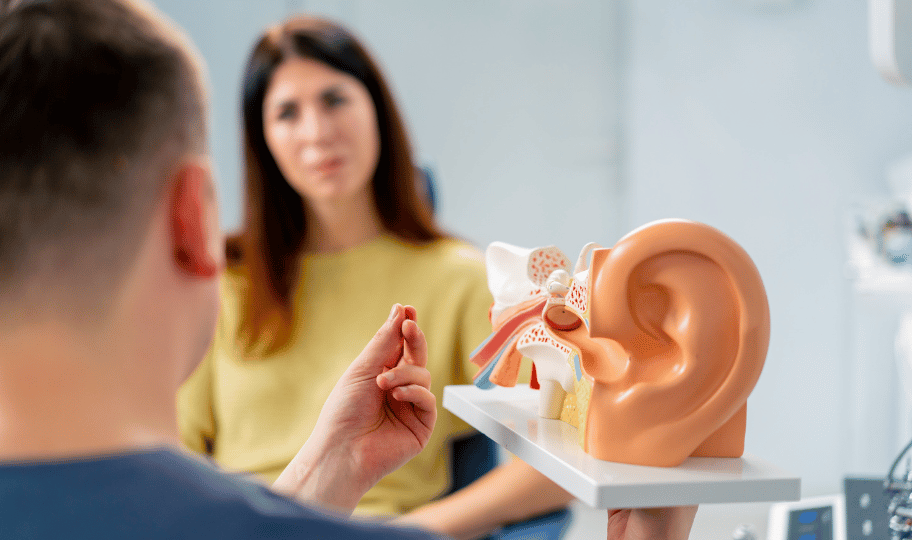 pacijentica na konzultacijama oko sluha kod otorinoaringologa