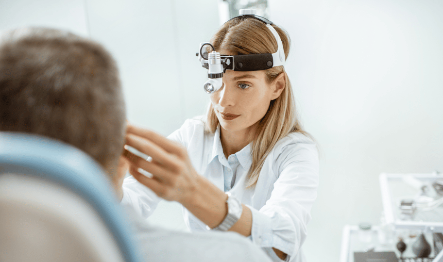 pacijent na ispitivanju očnog tlaka kod oftalmologa, glaukom