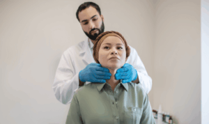 onkološka pacijentica na pregledu kod lijčnika koji joj prepipava limfne čvorove