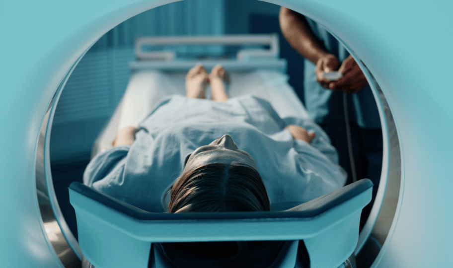 žena na magnetnoj rezonanci