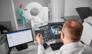 liječnici provode pretrag magnetne rezonance