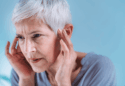 žena kojoj zuju u ušima, tinitus