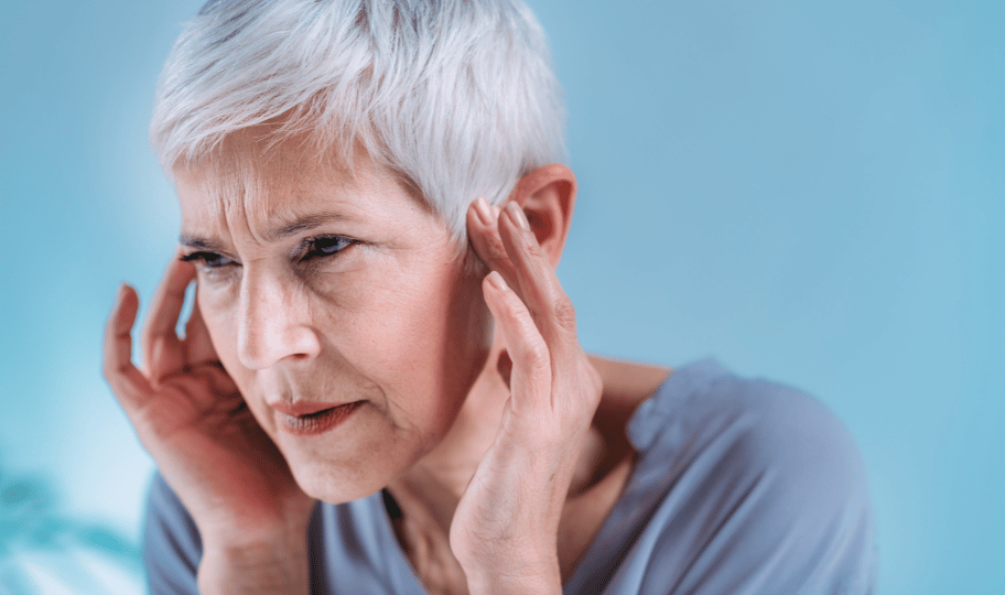 žena kojoj zuju u ušima, tinitus