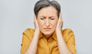 portret žene iziritirane šumom u ušima