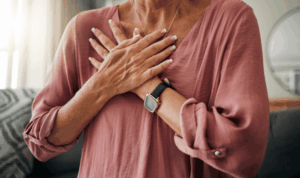 krupni kadar žene koja se drži za srce i osjeća palpitacije