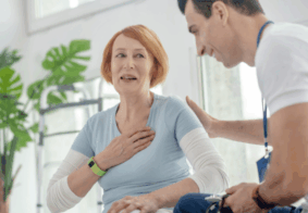 žena u maenopauzi ima palpitacije, zdravstveni djelatnik joj pomaže