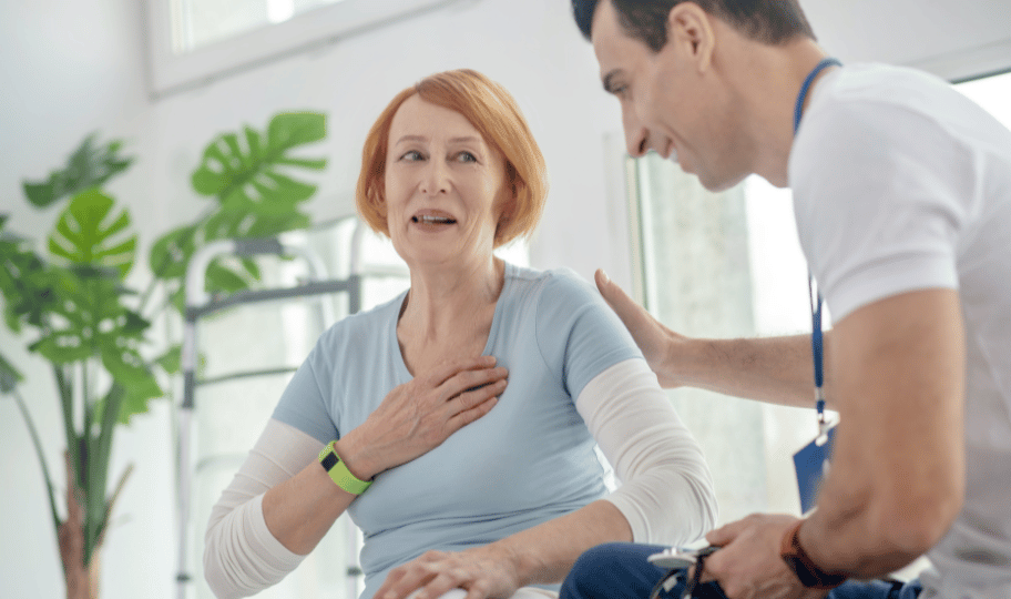 žena u maenopauzi ima palpitacije, zdravstveni djelatnik joj pomaže