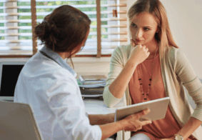žena u perimnopauzi razgovara s liječnicom o hormonskoj nadomjesnoj terapiji