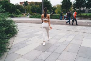 Žena u sportskoj odjeći hoda po gradu