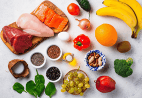 Selekcija zdravih namirnica koje mogu pomoći sniziti tlak na kamenoj podlozi