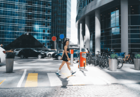 Žena u sportskoj odjeći prelazi zebru