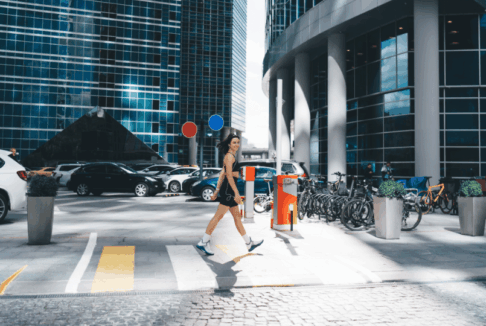 Žena u sportskoj odjeći prelazi zebru